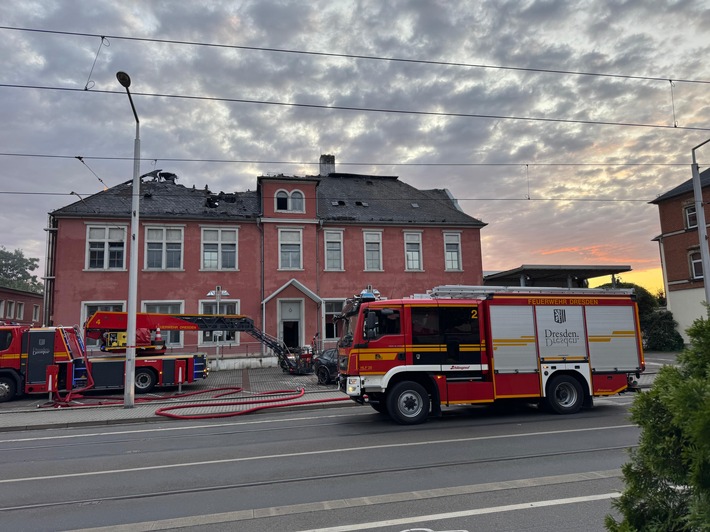 FW Dresden: Brand gelöscht - Nachlöscharbeiten in der Staatsoperette im Gange