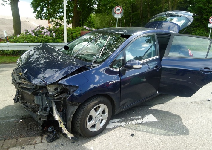 POL-MI: Autos stoßen zusammen