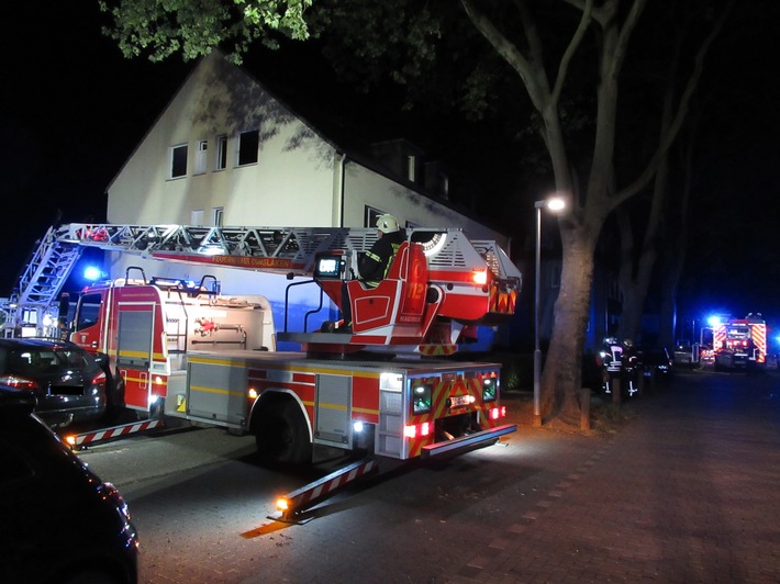 FW Dinslaken: Feuer in einer Dachgeschoßwohnung