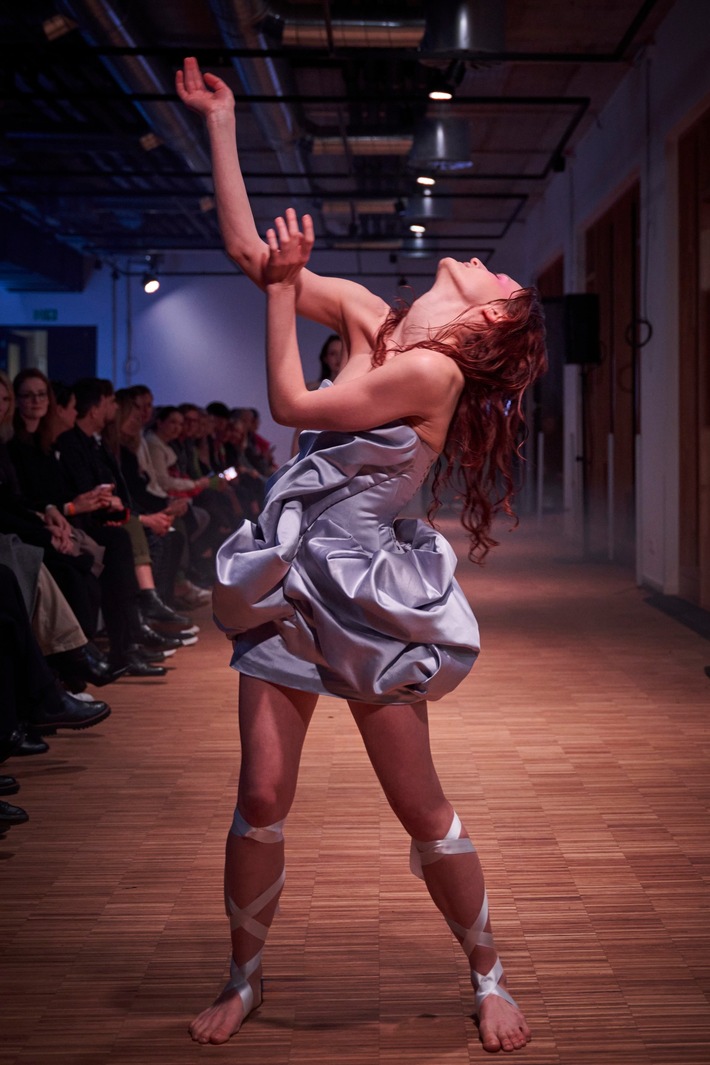 Pressemitteilung: AMD Akademie Mode & Design München feiert herausragende Talente bei der AMD STAGE.24 Graduate Fashionshow