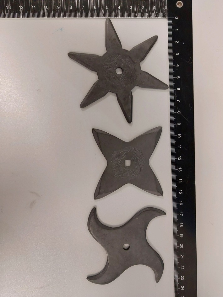 BPOL NRW: Bundespolizei stellt verbotene Wurfsterne am Flughafen Köln/Bonn sicher