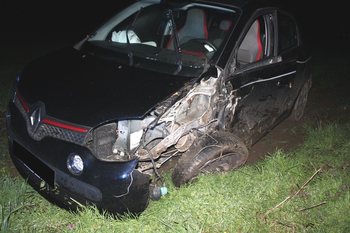 POL-MI: Alkoholisierter Autofahrer prallt gegen Baum
