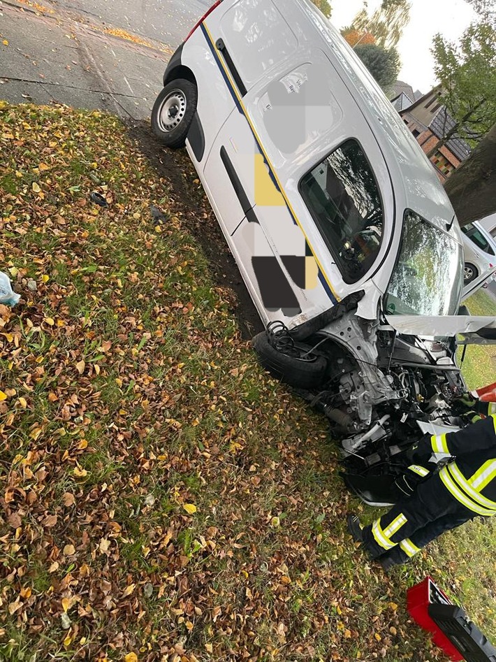 FFW Schiffdorf: Fahrer verliert aus ungeklärter Ursache die Kontrolle über sein Fahrzeug