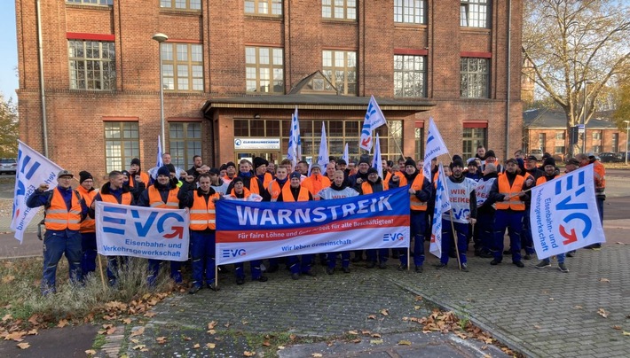 EVG: Erfolgreicher Warnstreik bei der Gleisbaumechanik Brandenburg
