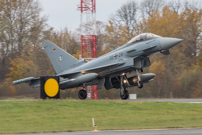Ein Eurofighter des Taktischen Luftwaffengeschwaders 74 bei der Landung in mari (Archivbild)