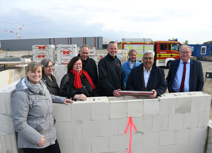 FW Bremerhaven: Grundsteinlegung am Gerätehaus der Freiwilligen Feuerwehr Wulsdorf