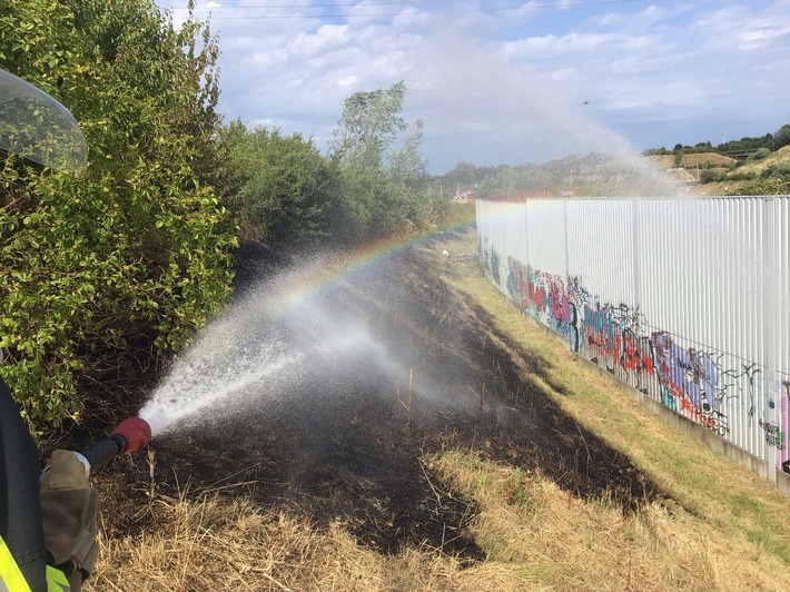 FW-BO: Feuerwehr Bochum löscht Böschungsbrand an der A40