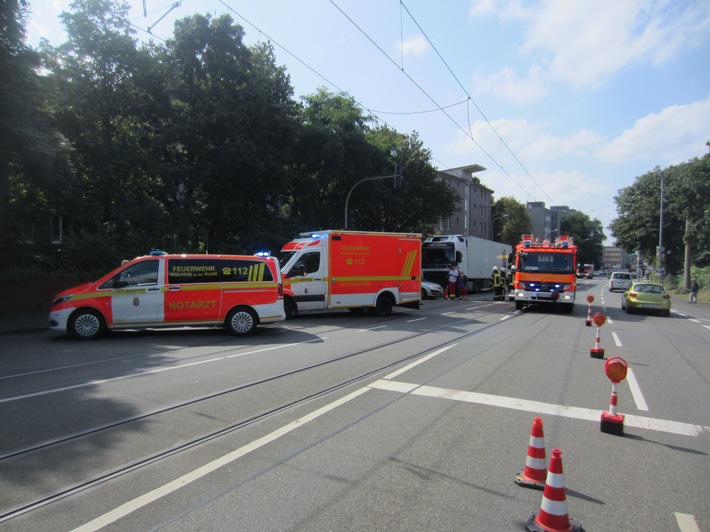 FW-MH: Verkehrsunfall auf der Aktienstraße: LKW-Fahrer schiebt Kleinwagen vor sich her