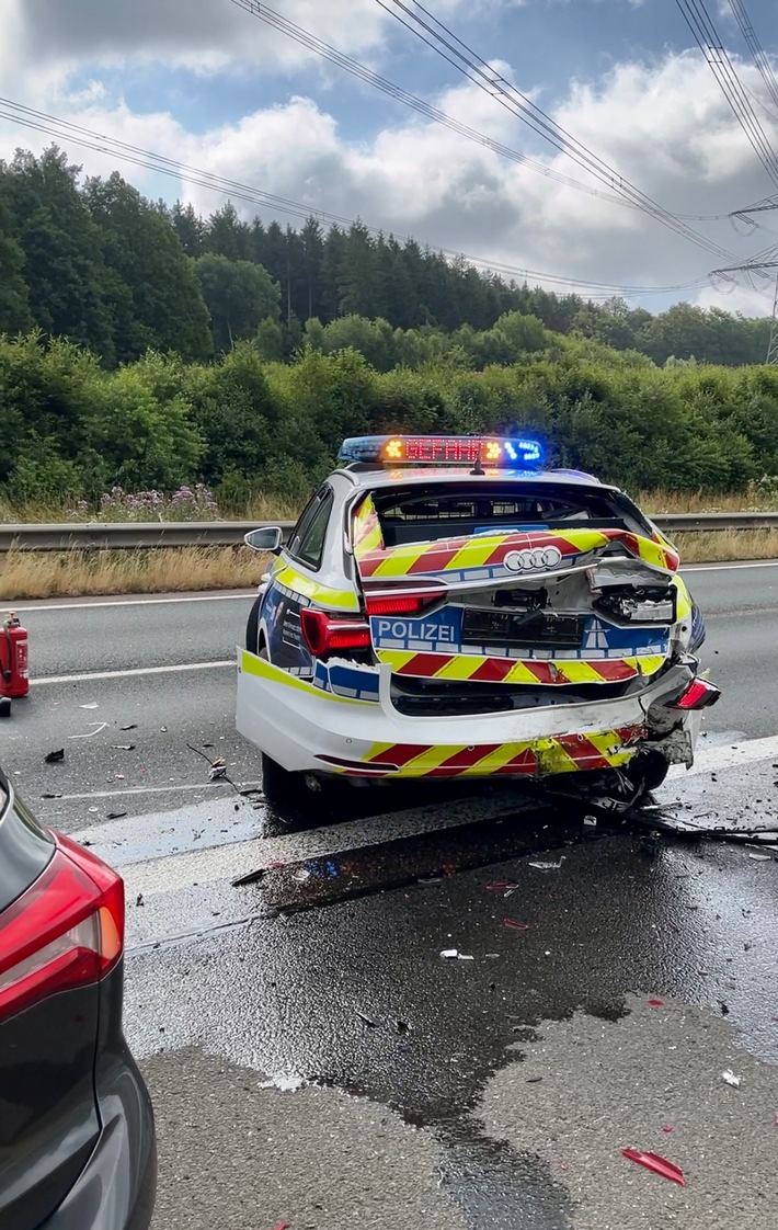 POL-VDKO: Abschlussmeldung/Lichtbilder zur Verkehrsunfallmeldung - Fahrzeug fährt in Streifenwagen