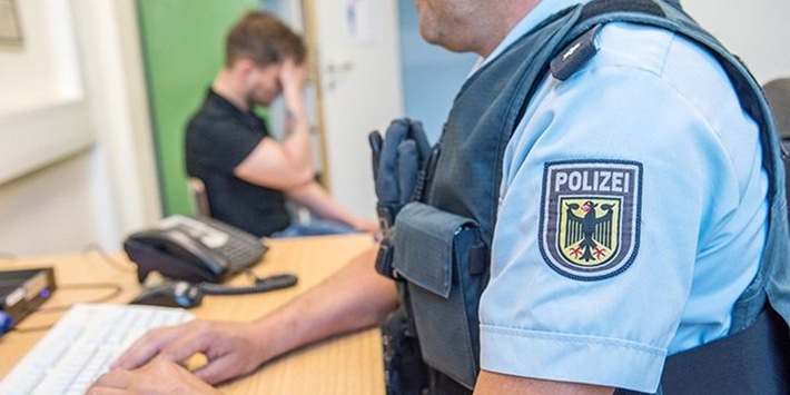 Bundespolizeidirektion München: Bundespolizei sucht unbekannte Helferin