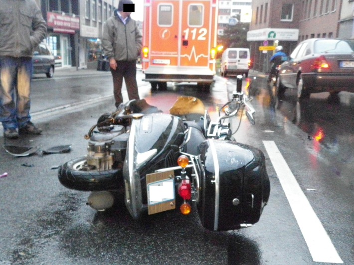 POL-DN: Mopedfahrerin stürzte im Regen