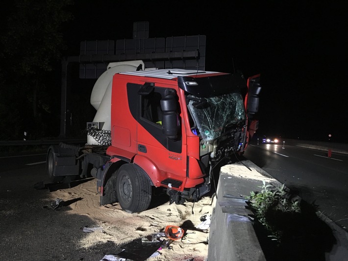 FW-HAAN: Verkehrsunfall mit Gefahrgut-Lkw auf der A46