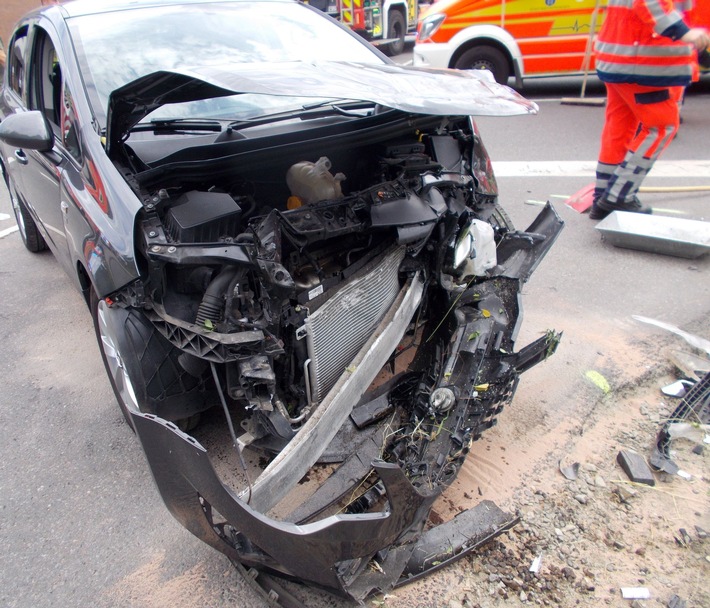 POL-MI: Vier Leichtverletzte nach Unfall auf der Weserstraße