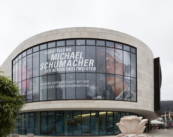 Beeindruckende Ausstellung im ZVB Marburg verlängert: Einzigartige Ausstellung über die Formel-1-Ikone Michael Schumacher noch bis Februar 2019
