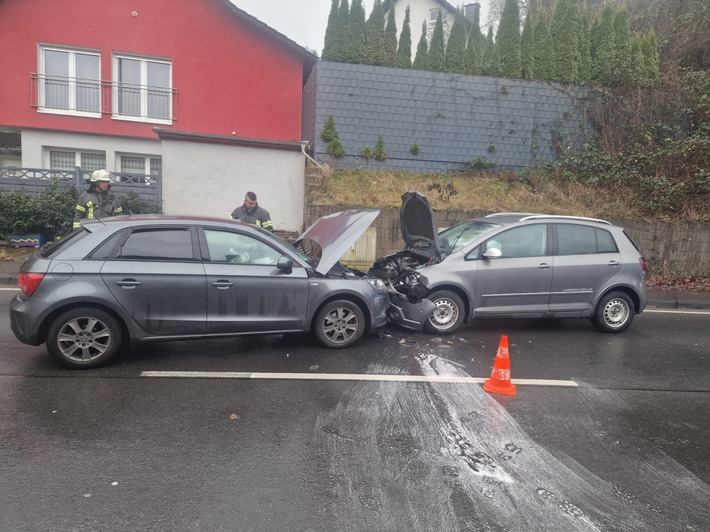 FW-EN: Wetter - Verkehrsunfall auf der Hagener Straße