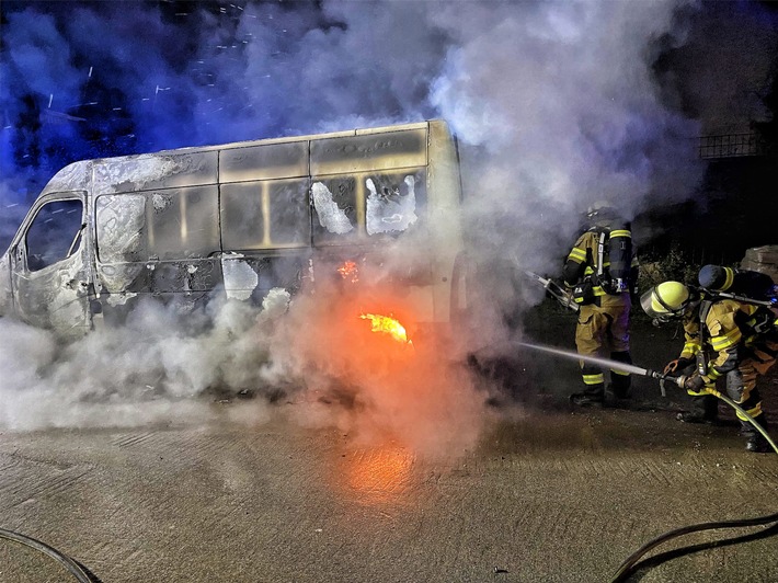 FW-NE: Brennender Transporter im Barbaraviertel | Starke Rauchentwicklung in der Nacht