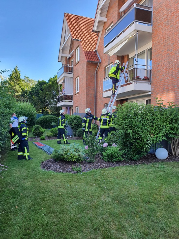 FFW Schiffdorf: Feuerwehr öffnet Wohnung über Balkon