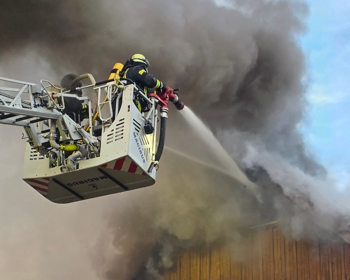 FW Celle: Gebäudebrand in Bostel - 1. Lageneldung
