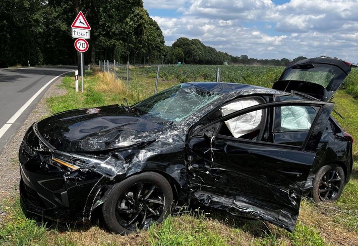 POL-MI: Auto überschlägt sich nach Kollision auf Weher Straße