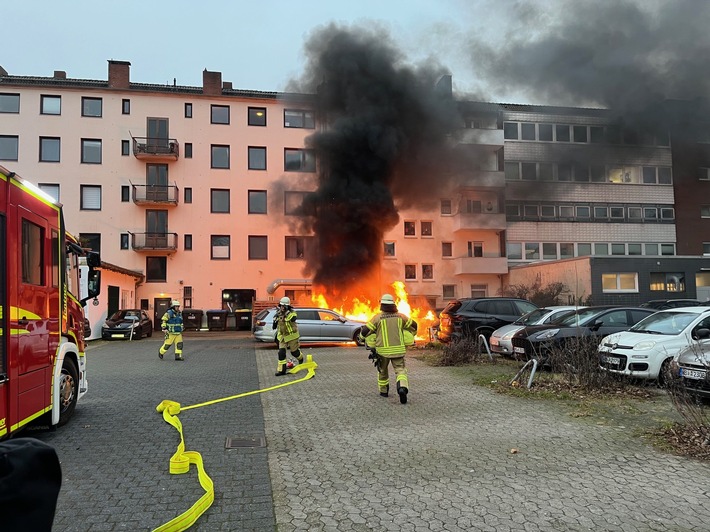 FW Bremerhaven: Vier Fahrzeuge in Flammen in der Bremerhavener Innenstadt