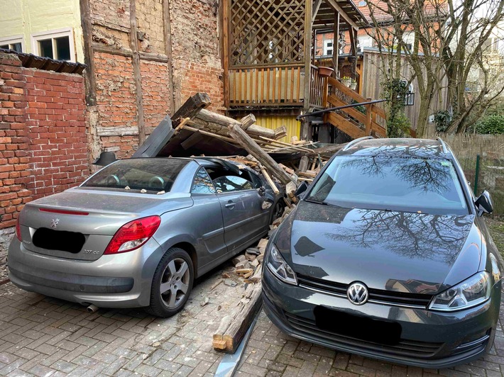 POL-SN: Einstürzende Hauswand beschädigt zwei abgestellte Pkw