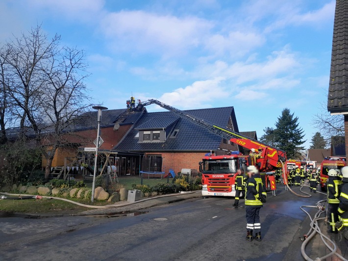 FW Bremerhaven: Feuerwehr Bremerhaven unterstützt bei Dachstuhlbrand in Flögeln