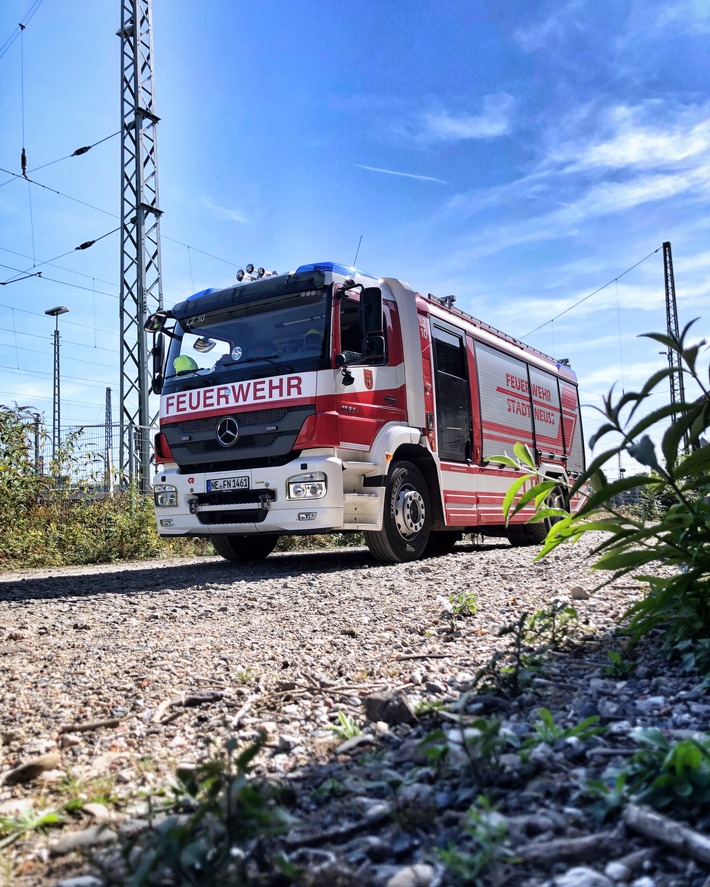 FW-NE: Brennender Holzstapel beschäftigt die Feuerwehr in Holzheim | Ein Radlader des THW unterstützt