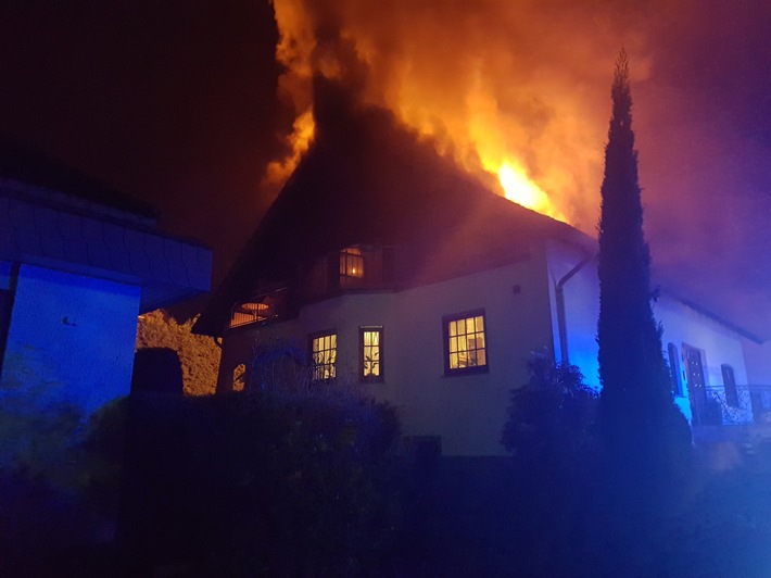 POL-PDKO: Presseerstmeldung: Dachstuhlbrand von einem Einfamilienhaus