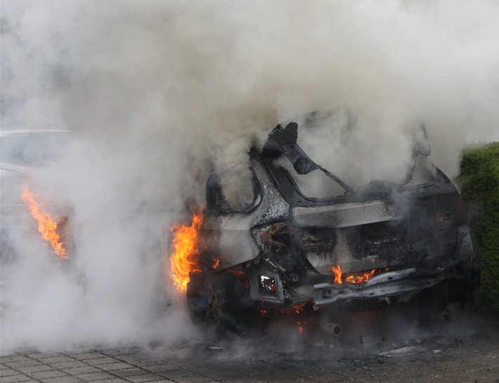 POL-HX: Geparktes Auto gerät in Brand