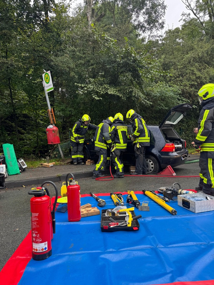 FW-EN: Verkehrsunfall Hattinger Str. - Eingeklemmte Person