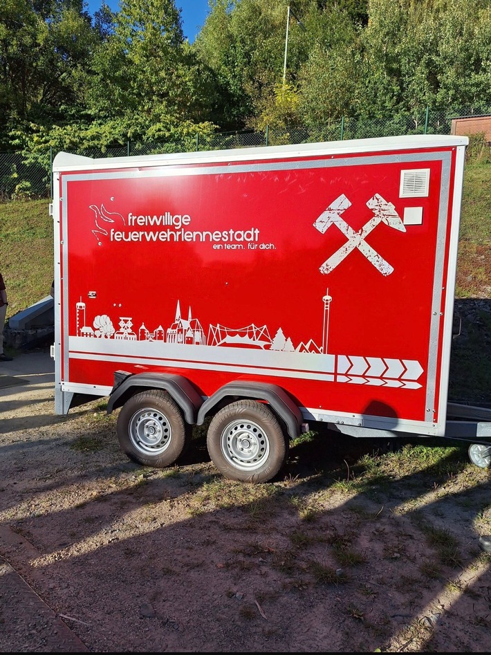 FW-OE: Feuerwehr Lennestadt übernimmt neuen Anhänger "Grubenrettung"