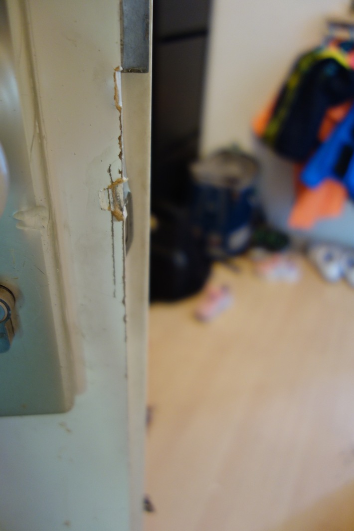 POL-NE: Einbrecher hebeln Wohnungstür auf - Polizei bittet um Zeugenhinweise