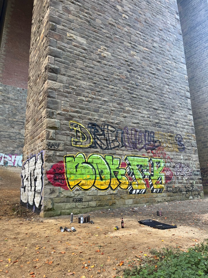 POL-RBK: Burscheid - Diensthund hilft bei Festnahme von Graffiti-Sprayern