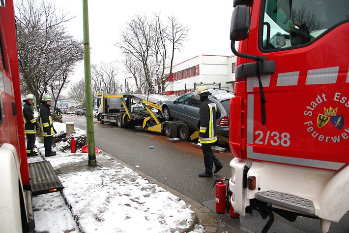 FW-E: Mercedes-Kombi fährt Autotransporter hinauf, Fahrer unverletzt
