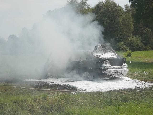 POL-CUX: PKW brennt auf Wiese in Hymendorf vollständig aus - Fahrzeugführer und starkem Alkoholeinfluss und ohne Führerschein unterwegs (Lichtbild in der Anlage)
