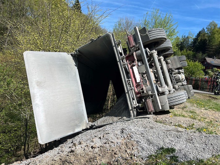 POL-GM: Lkw kippt beim Entladen um - Fahrer leicht verletzt