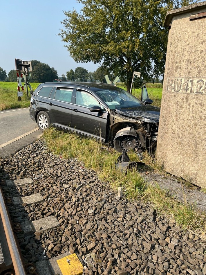 POL-COE: Dülmen, Dernekamp/ Auto und Zug kollidieren