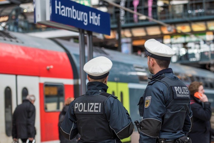 BPOL-HH: Mann mit Messer im Regionalexpress mit Haftbefehl gesucht, Verhaftung und fünf Anzeigen