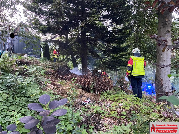 FW-PL: Ortsteil Stadtmitte - Brennende Gartenabfälle sorgen für Feuerwehreinsatz