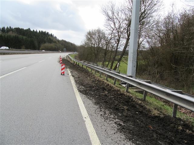 POL-PPTR: Unbekannter Sattelzugfahrer beschädigt Leitplanke auf A 1 und flüchtet