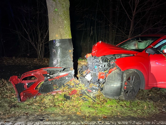 POL-RBK: Rösrath - Pkw prallt frontal gegen Baum - Fahrer schwer verletzt