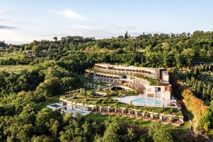 Bildunterschrift: Das erste A-ROSA Resort in Italien verwöhnt seine Gäste am Westufer des Gardasees. / Weiterer Text über ots und www.presseportal.de/nr/126836 / Die Verwendung dieses Bildes für redaktionelle Zwecke ist unter Beachtung aller mitgeteilten Nutzungsbedingungen zulässig und dann auch honorarfrei. Veröffentlichung ausschließlich mit Bildrechte-Hinweis.