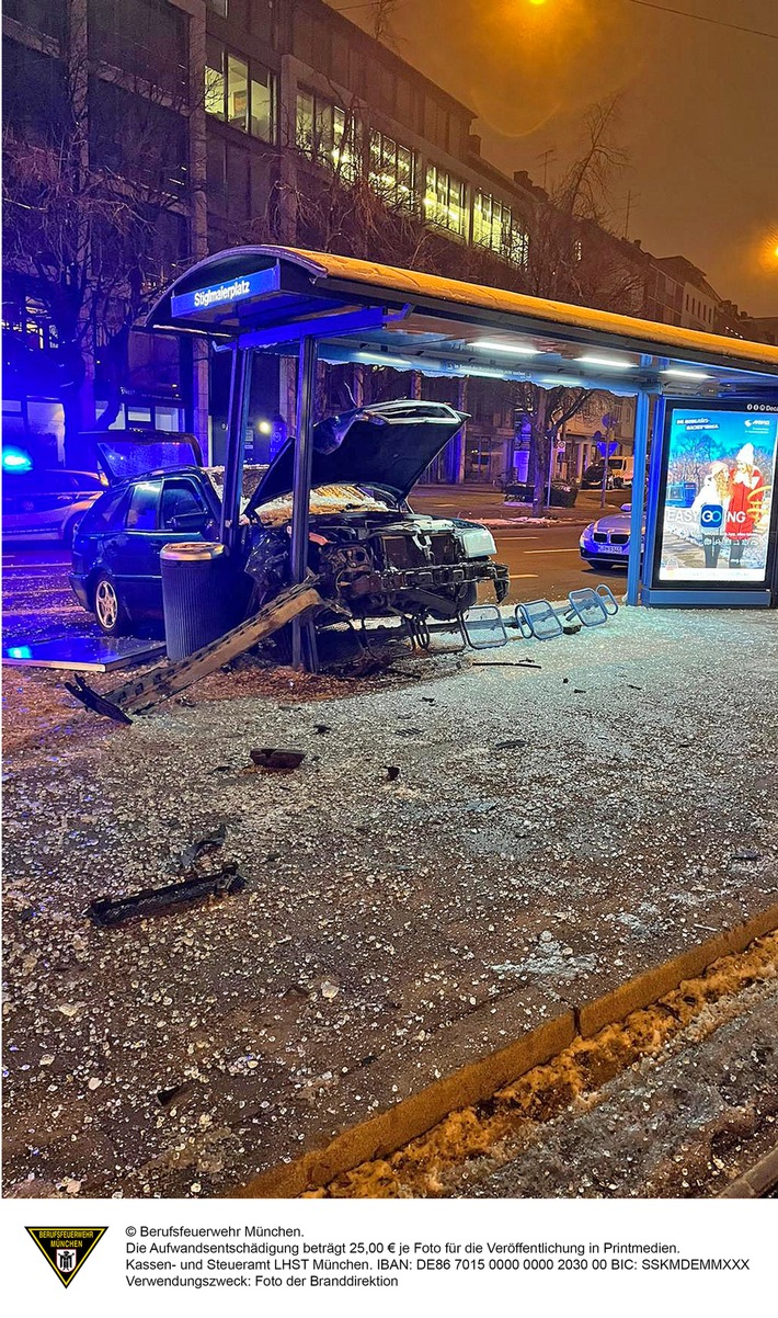 FW-M: Auto fährt in Tramhaltestelle (Maxvorstadt)