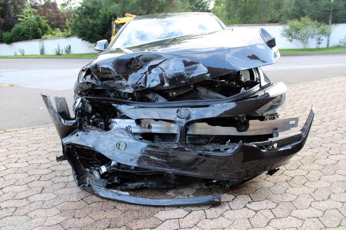 POL-MI: BMW-Fahrer baut auf der Flucht vor der Polizei Unfall