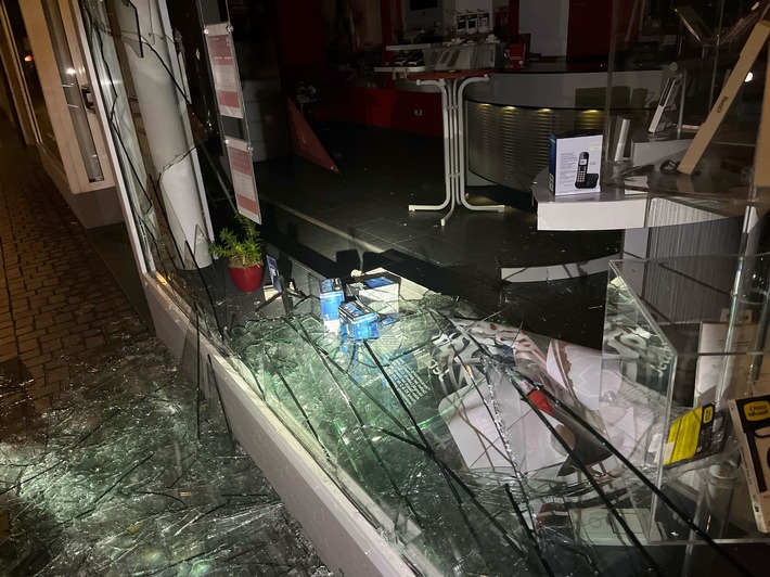 POL-RBK: Wermelskirchen - Schaufensterscheibe mit Gullydeckel eingeworfen