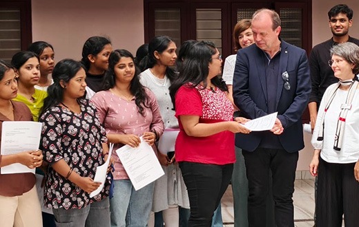 PM / / Münchner Rotkreuzschule gewinnt indische Pflegeauszubildende