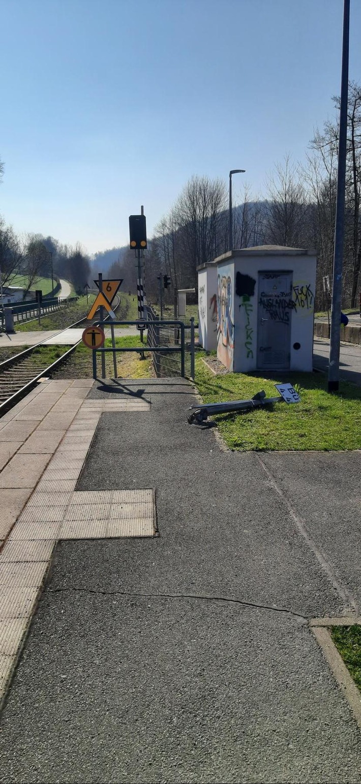 BPOLI KLT: Bahnmast zerstört - Bundespolizei sucht Zeugen