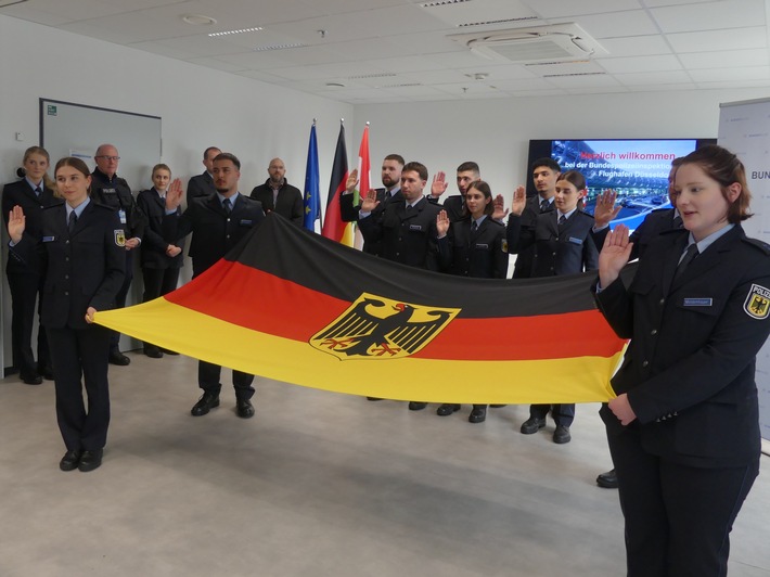 BPOL NRW: Vereidigung von 29 neuen Kolleginnen und Kollegen - Erfreulicher Personalzuwachs bei der Bundespolizei am Flughafen Düsseldorf
