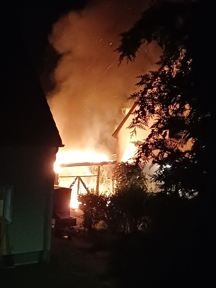 FW Ratingen: Carportbrand in Ratingen-Lintorf