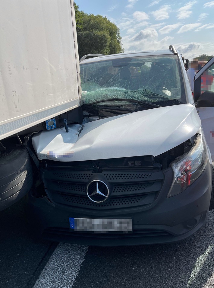 POL-BI: Unfall auf der A 2: Transporter von Sattelzug mitgezogen